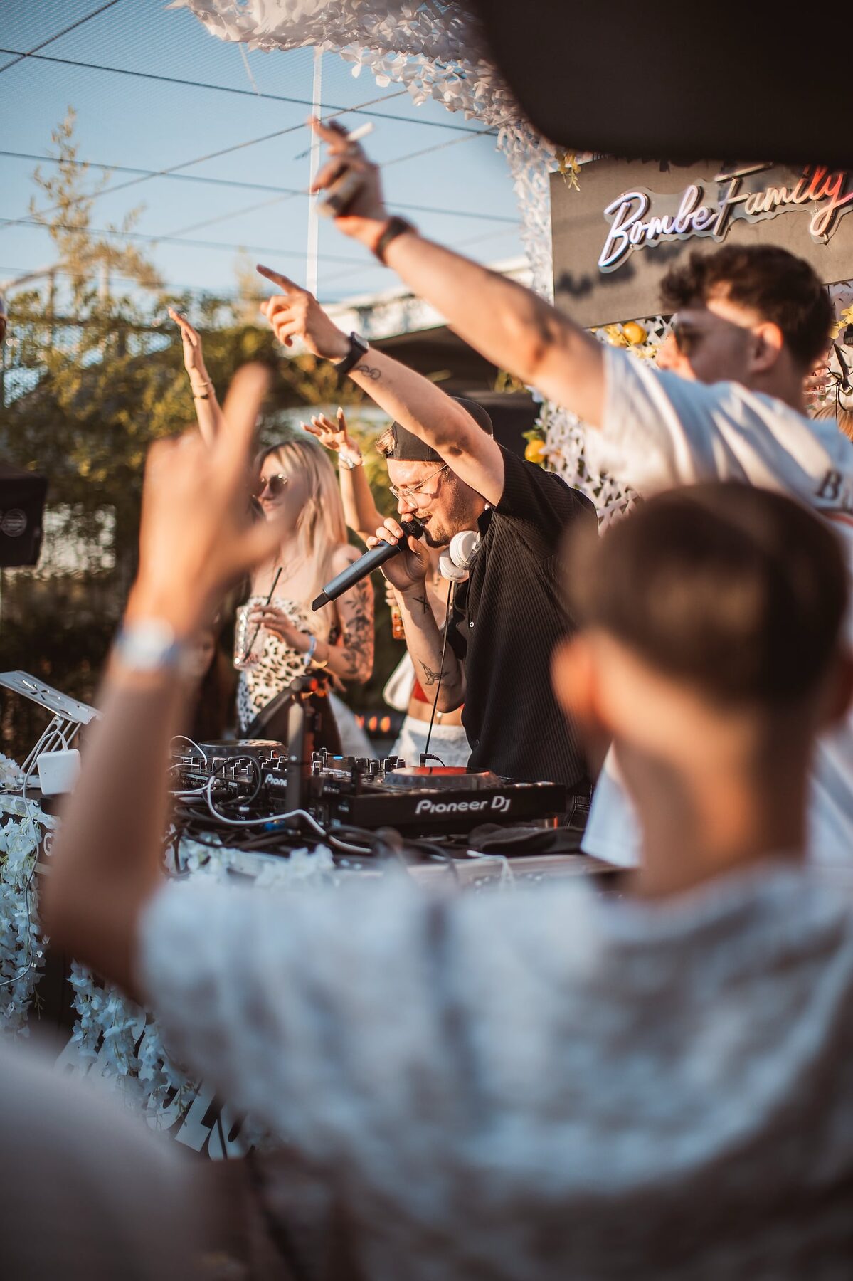 It's MA live an den Decks bei einem Open-Air-Event mit Crowd im Hintergrund
